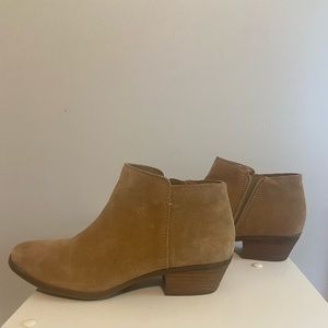 Bass ankle boots, great condition, only worn a few times. So cute with jeans!